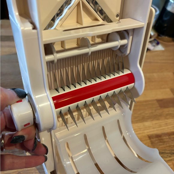 Tupperware Mandolin - Picture 5 of 6
